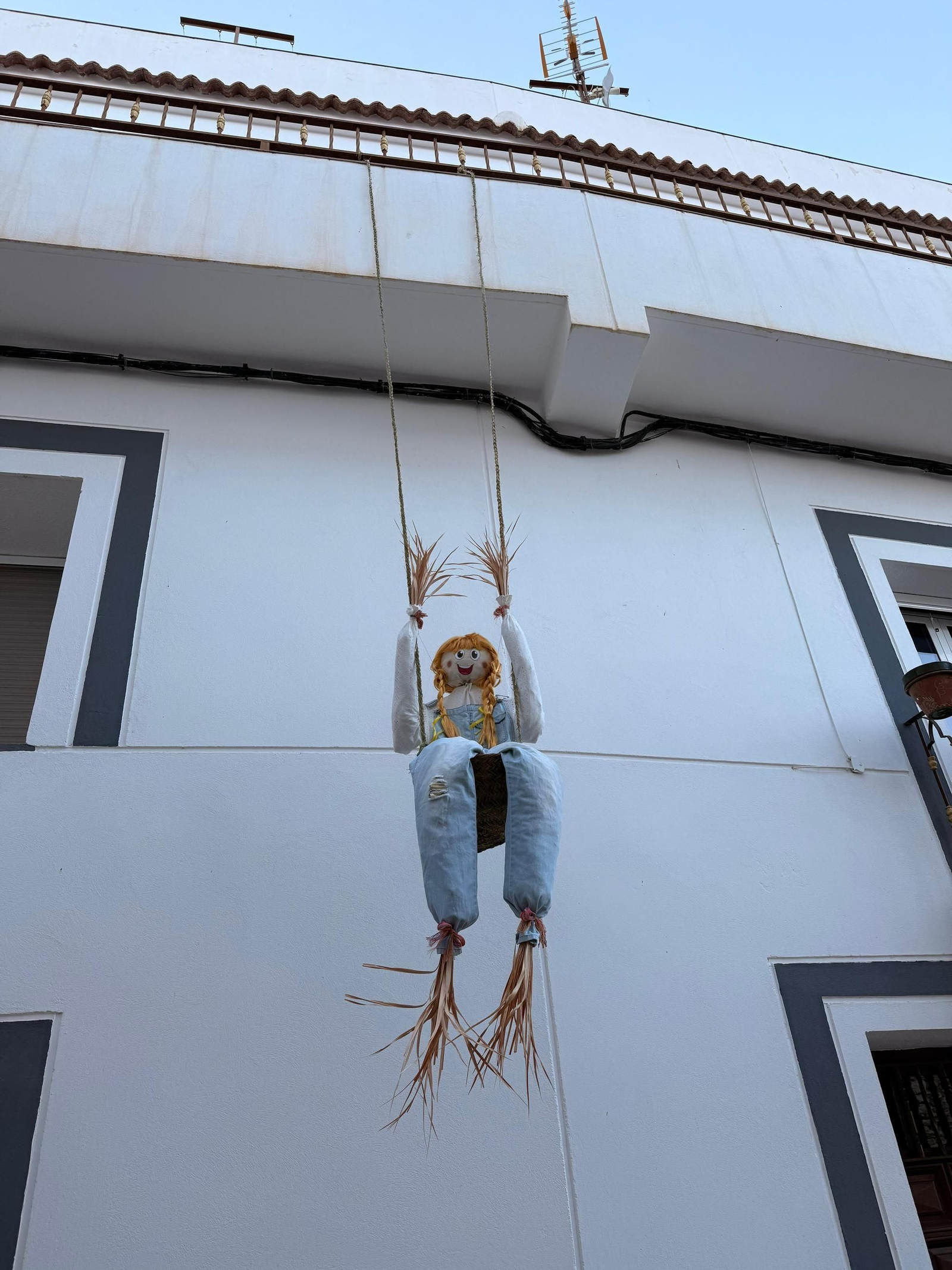 Los 40 vecinos de paja, trapo y cartón de Bacares, en fotos