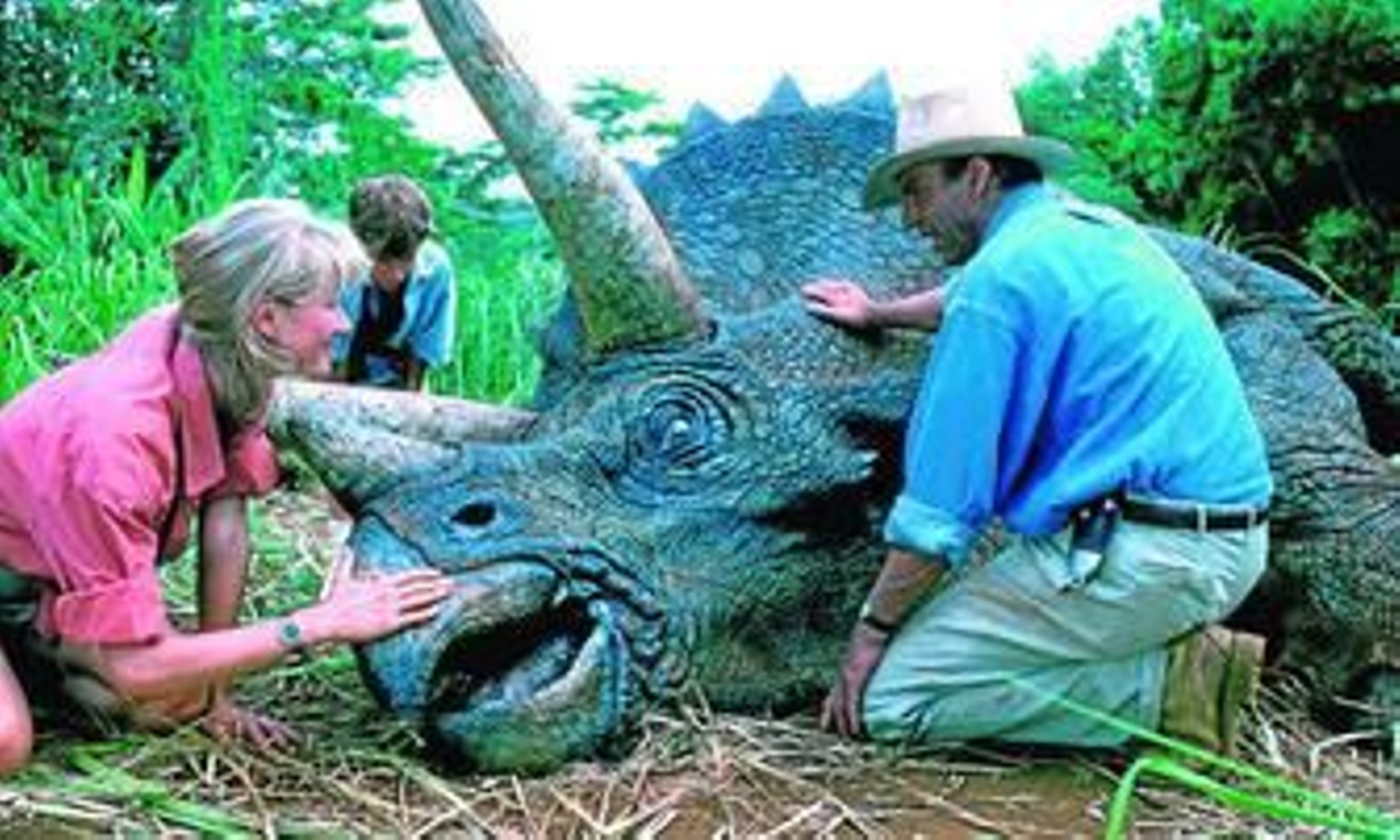 Laura Dern, Joseph Mazello, un triceratops y Sam Neill, en 'Parque Jurásico' (1993), de Steven Spielberg.
