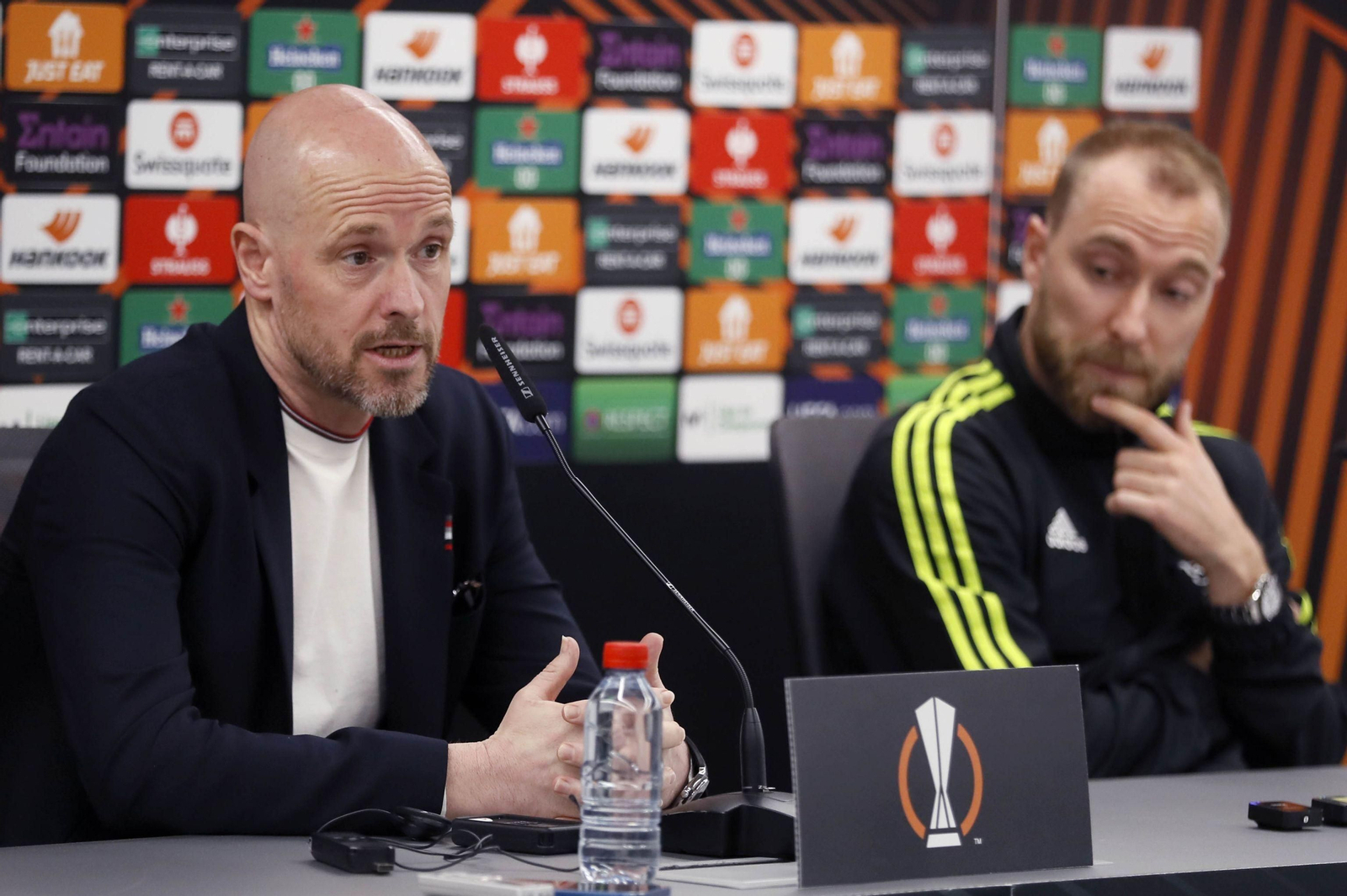 Ten Hag se expresa ante Eriksen en la sala de prensa del Sánchez-Pizjuán.