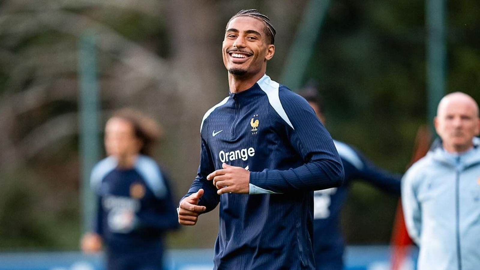 Loïc Badé se ejercita con la selección absoluta de Francia.