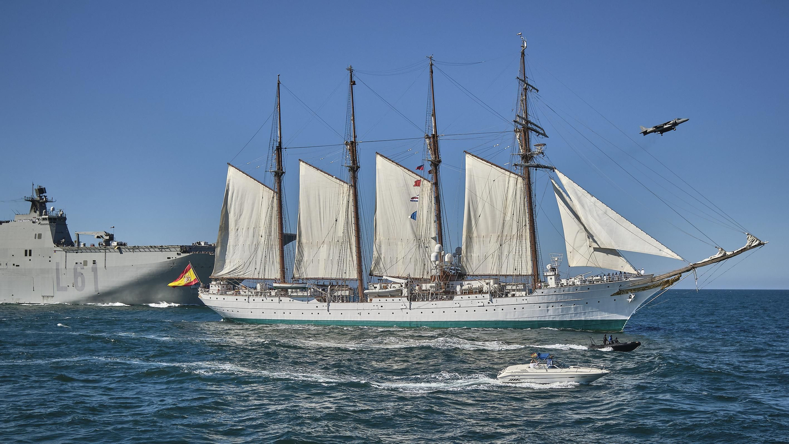 Parada naval y aérea en homenaje a Elcano en aguas de Sanlúcar. Parada naval y aérea en homenaje a Elcano en aguas de Sanlúcar.