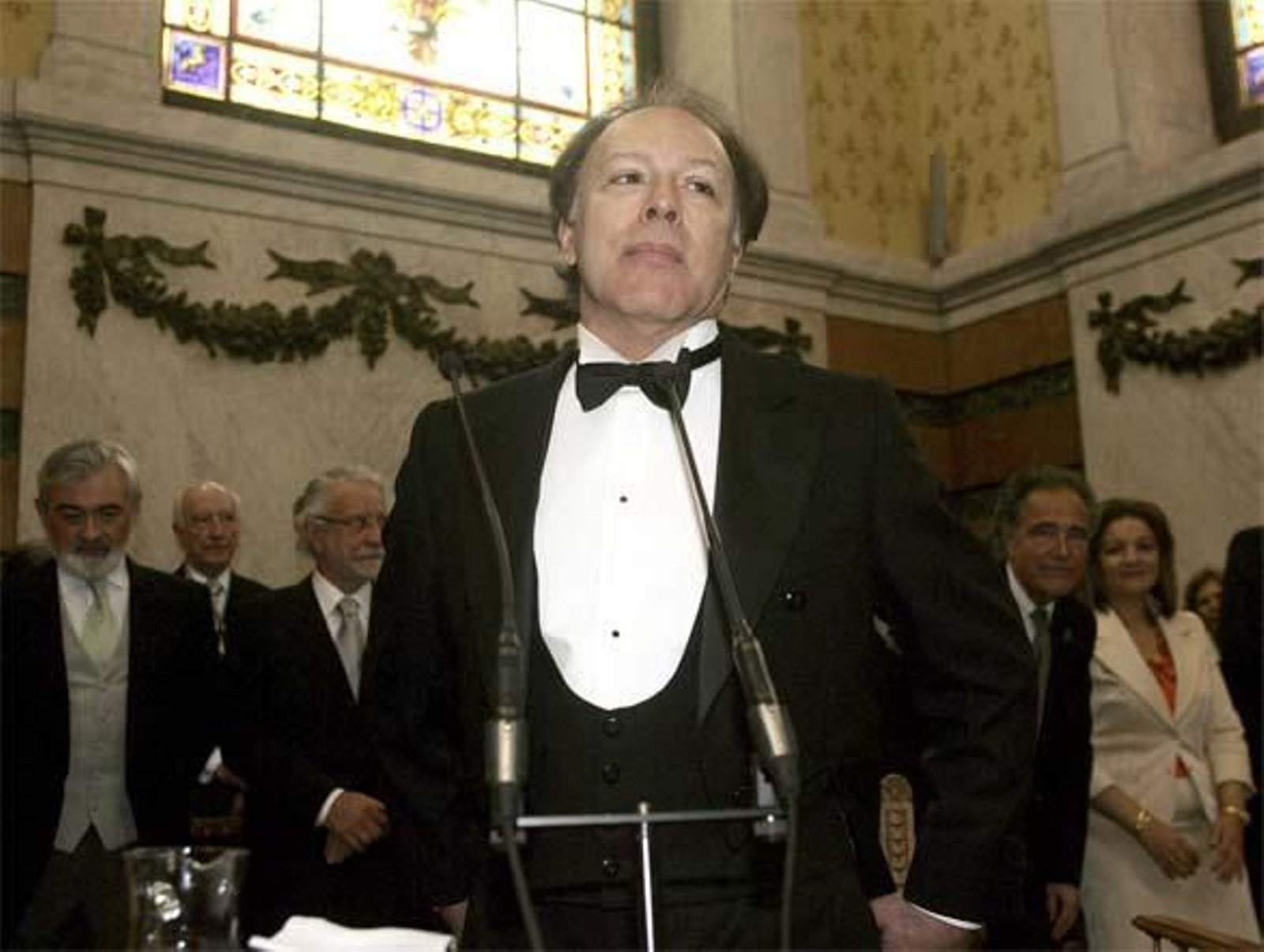 Marías ingresa en la RAE elogiando la ficción como único medio para no "deformar" la realidad