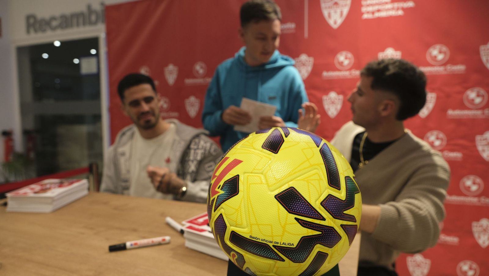 Jon Mocillo y Miguel de la Fuente firman autógrafos en Automotor Costa BMW