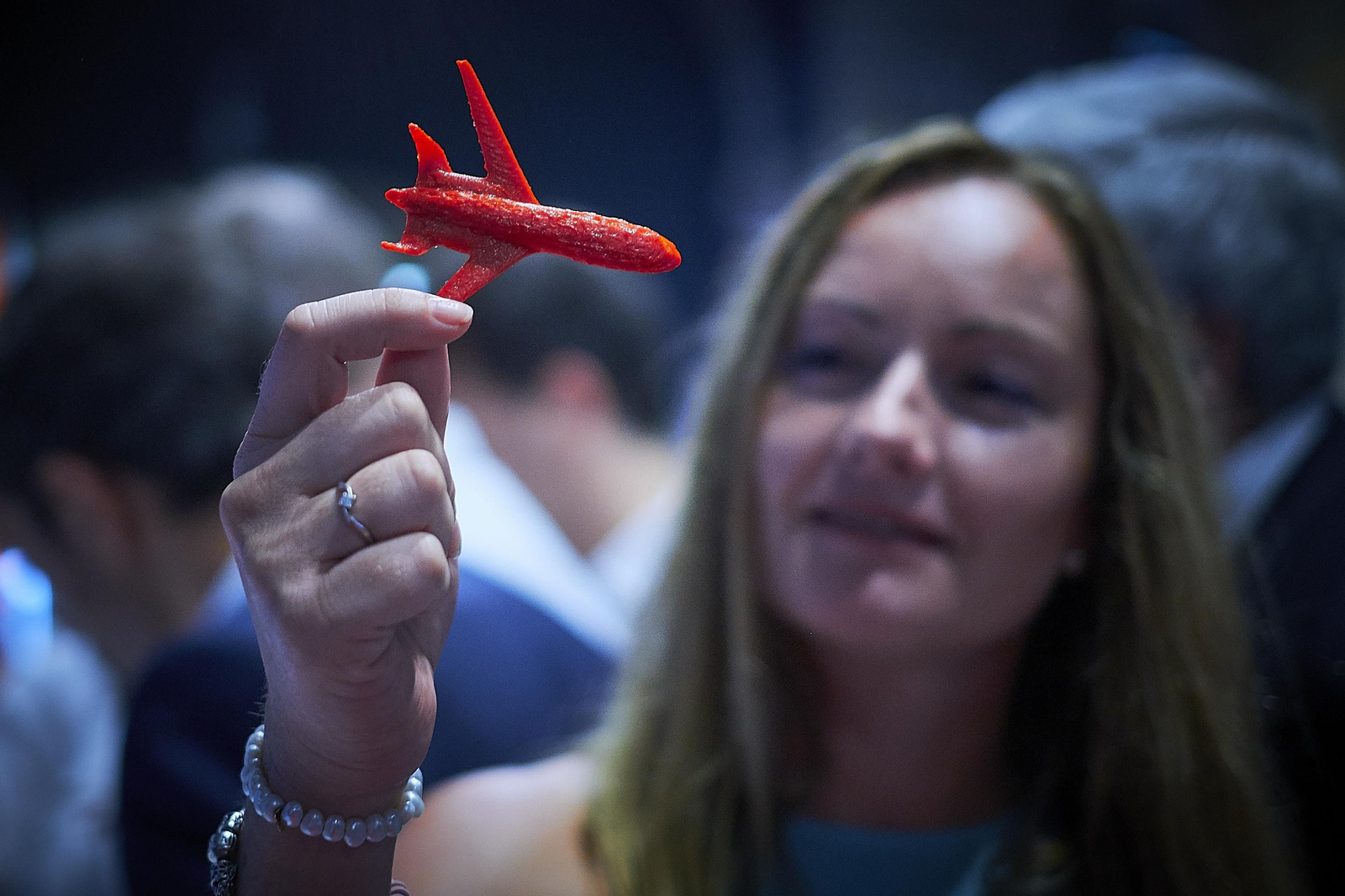 Un modelo de Airbus recien elaborado por una impresora 3D que forma parte de la exposición.