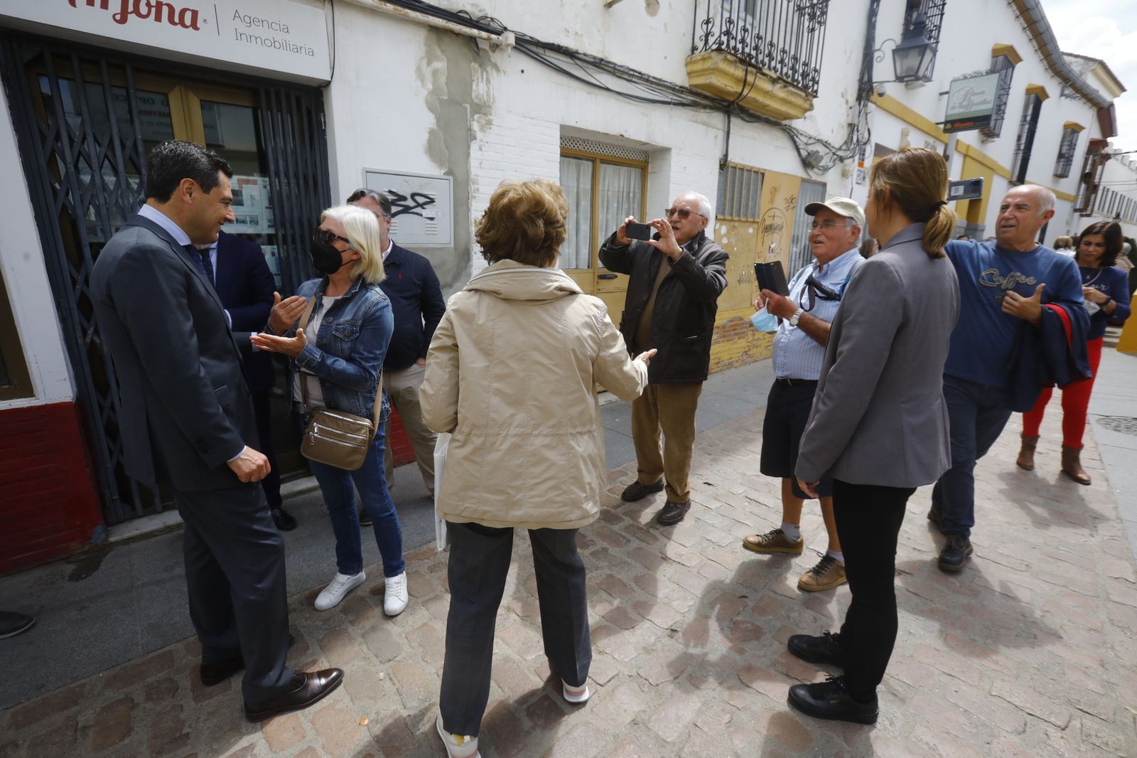 La visita de Juanma Moreno a los Patios de Córdoba, en imágenes.
