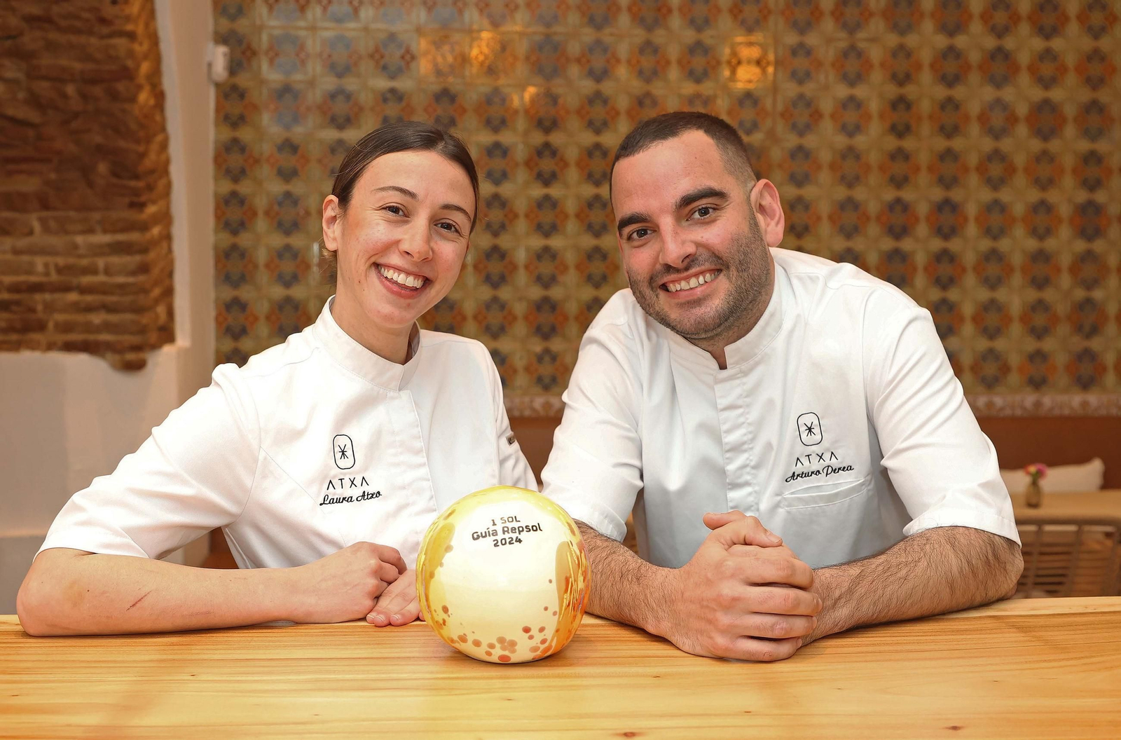 Laura García y Arturo Perea con el Sol de Repsol obtenido en 2024 posan en el Atxa
