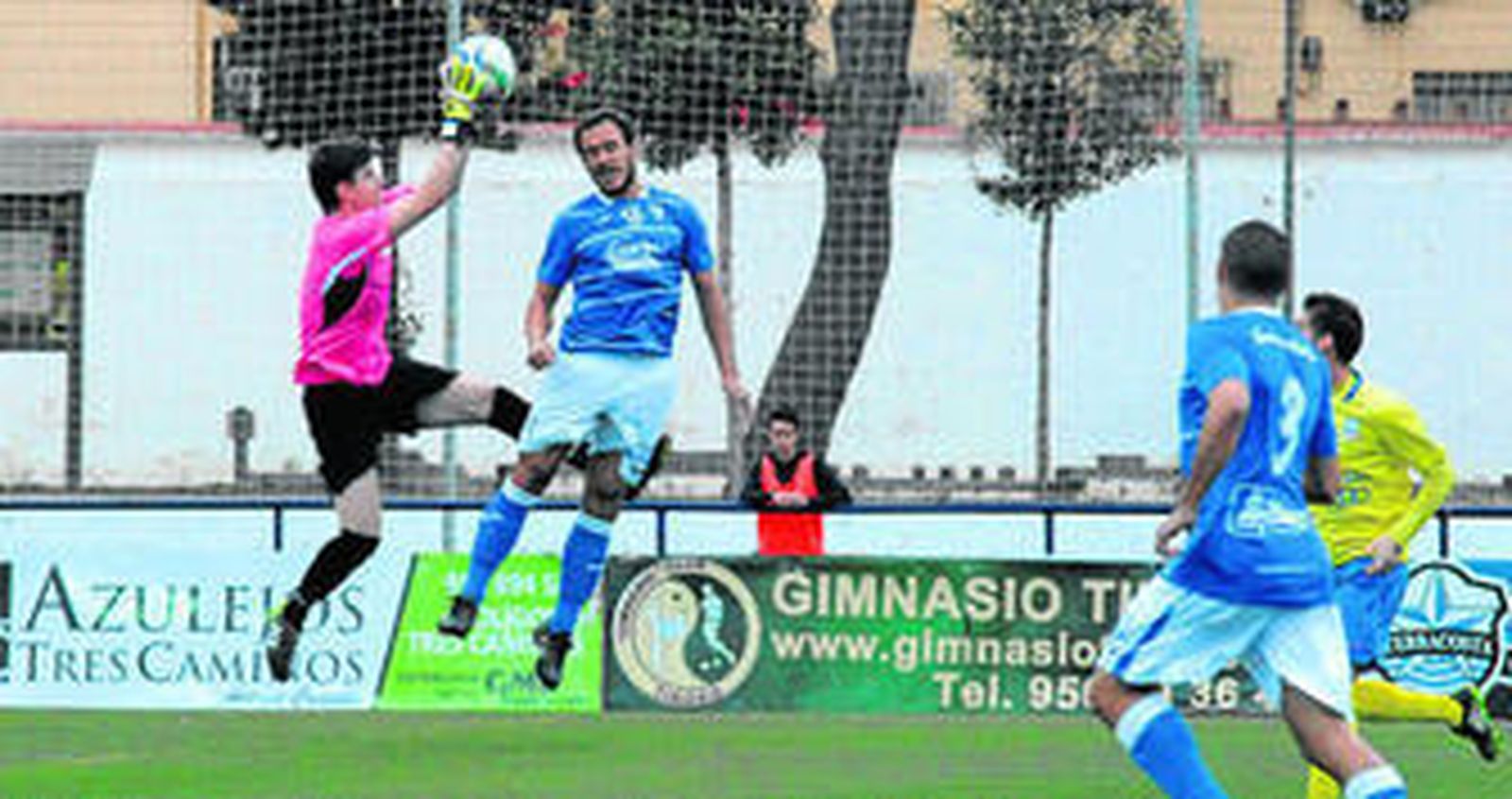 Jorge Herrero, que marcó un gol y terminó siendo expulsado, salta para intentar el remate ante la salida de Izco.
