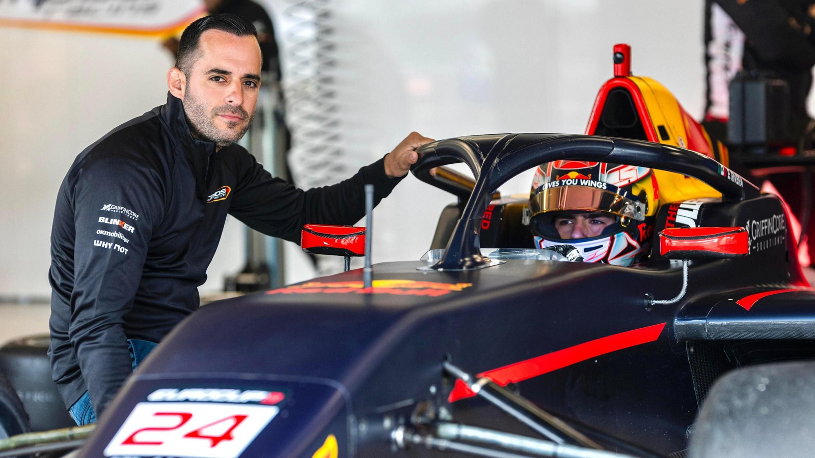 Marco posa apoyado en el Red Bull de su pupilo