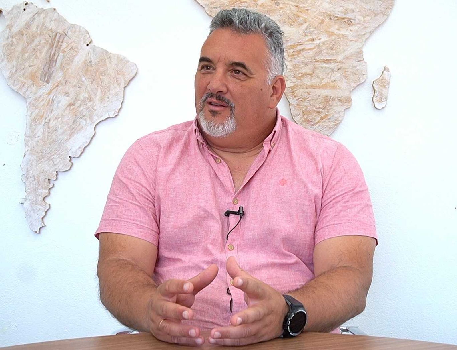 El investigador y docente de la UHU, Juan A. Morales, en la presentación de su nuevo libro.