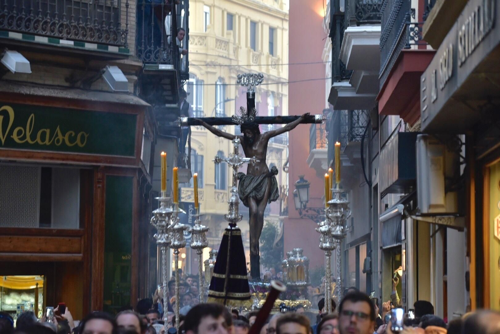 Las imágenes del Vía Crucis de las Cofradías de Sevilla con el Cristo de la Conversión de Montserrat
