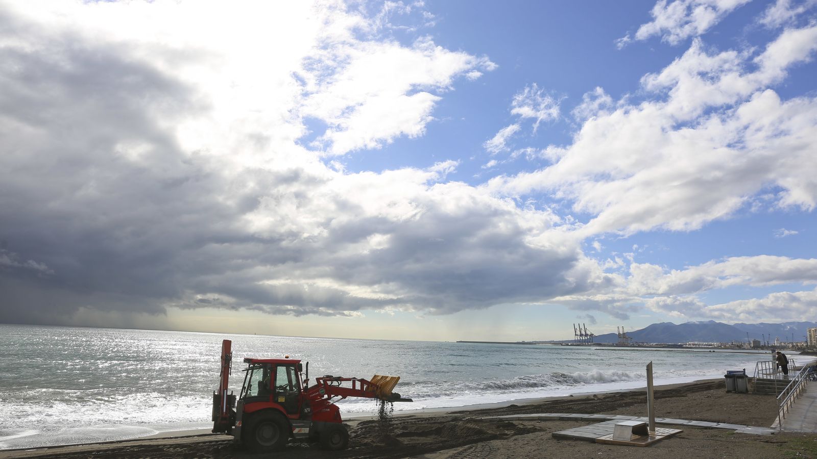 Aportes de arena en La Malagueta.