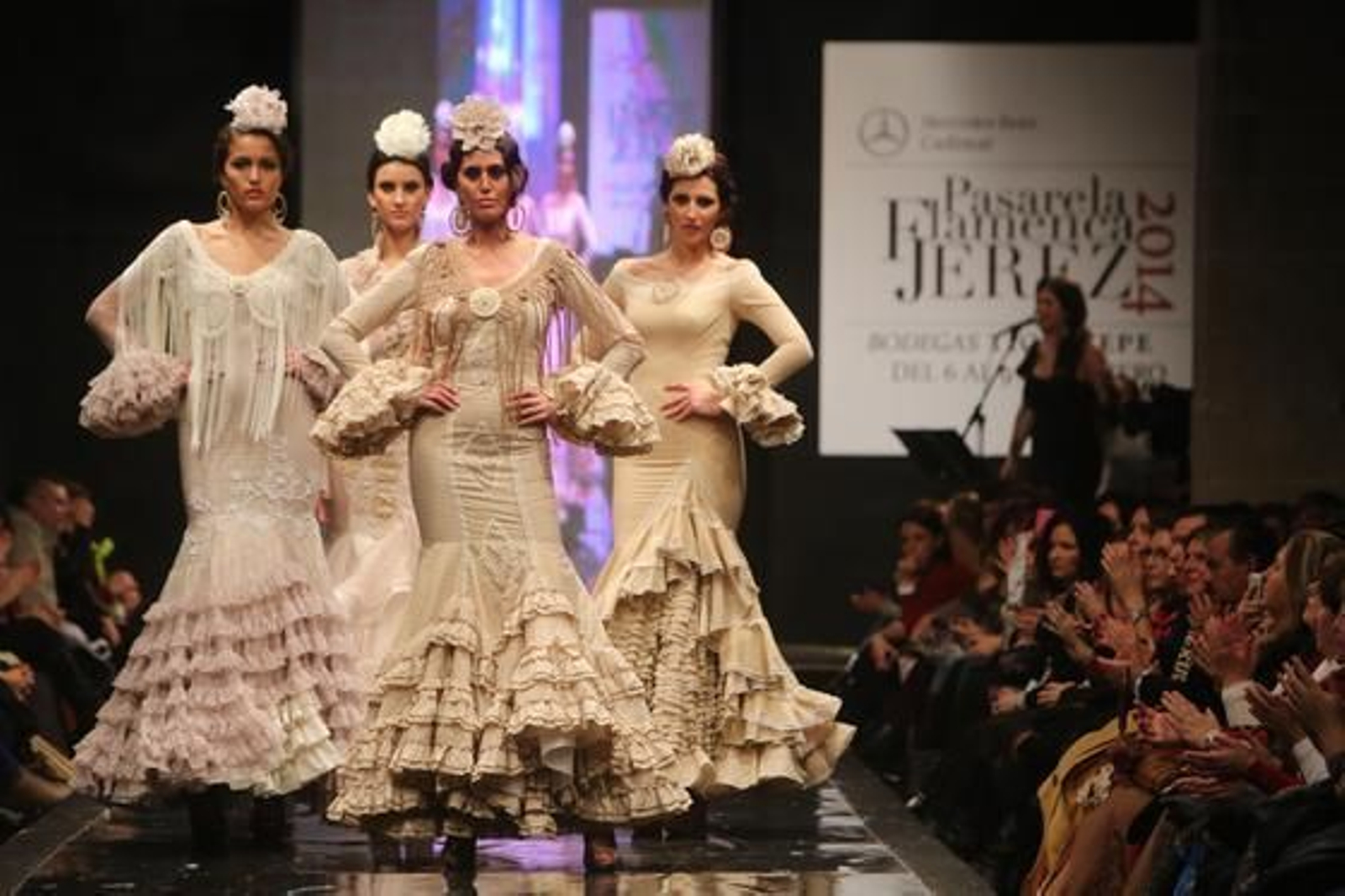 La colección 'Volantes de plata' puso el broche de oro a la pasarela con un homenaje a los 25 años de la firma.

Foto: Juan Carlos Corchado