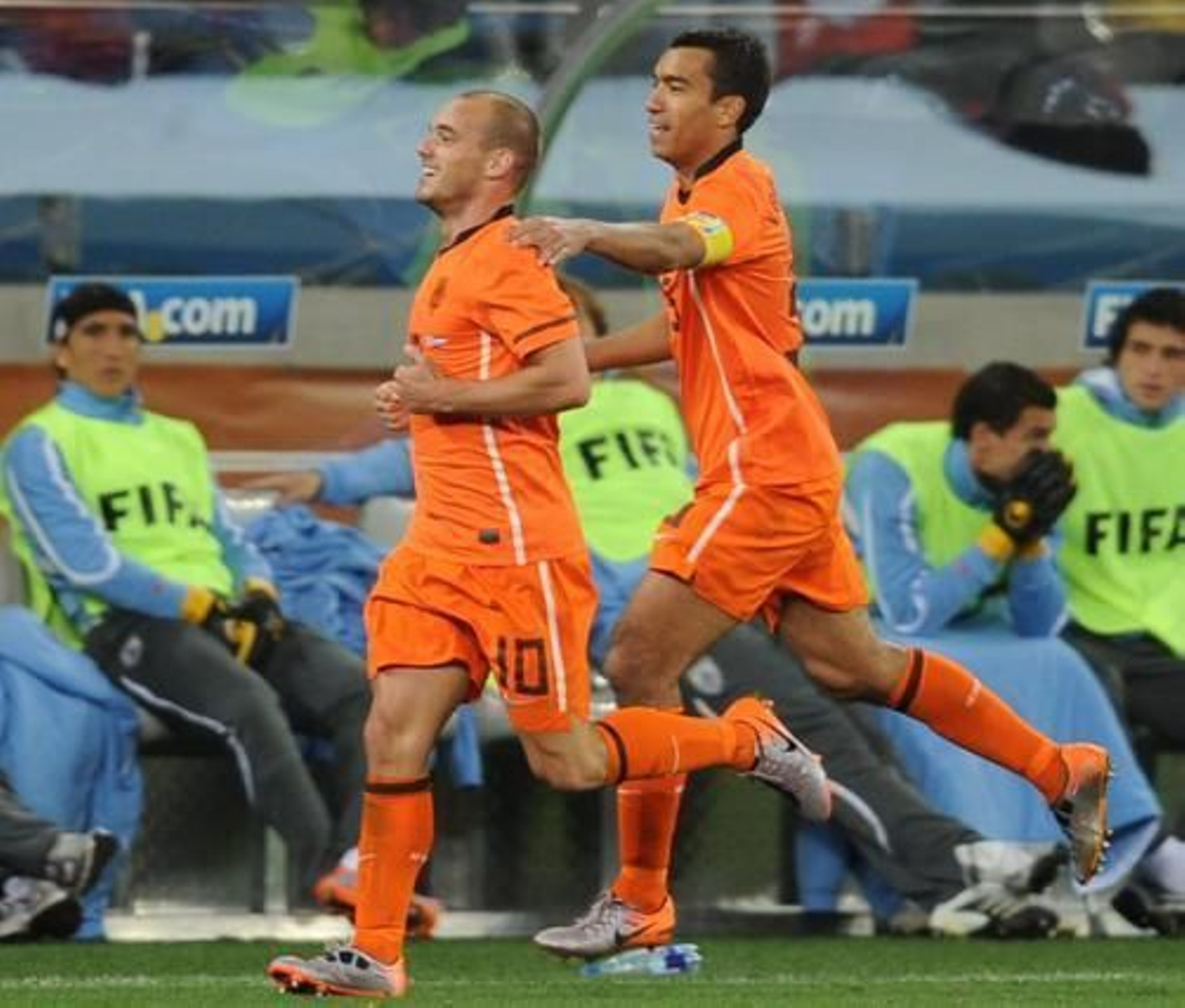 Los goleadores Gio y Sneijder festejan el segundo tanto de Holanda. / AFP