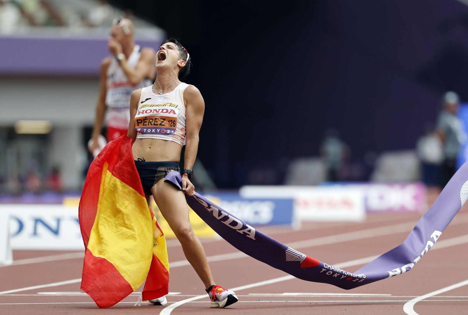 María Pérez entra triunfante como campeona del mundo en Tokyo 2025