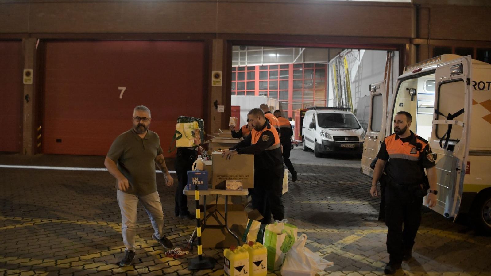Colecta solidaria en el Parque Sur de Bomberos de Granada Colecta solidaria en el Parque Sur de Bomberos de Granada