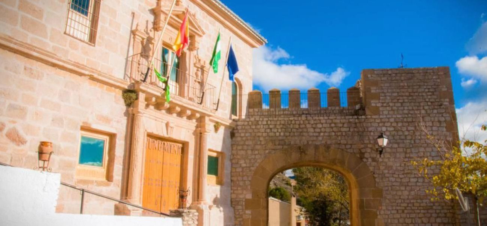 El consistorio segureño se ubica junto a una de las antiguas puertas de entrada amurallada a la villa.