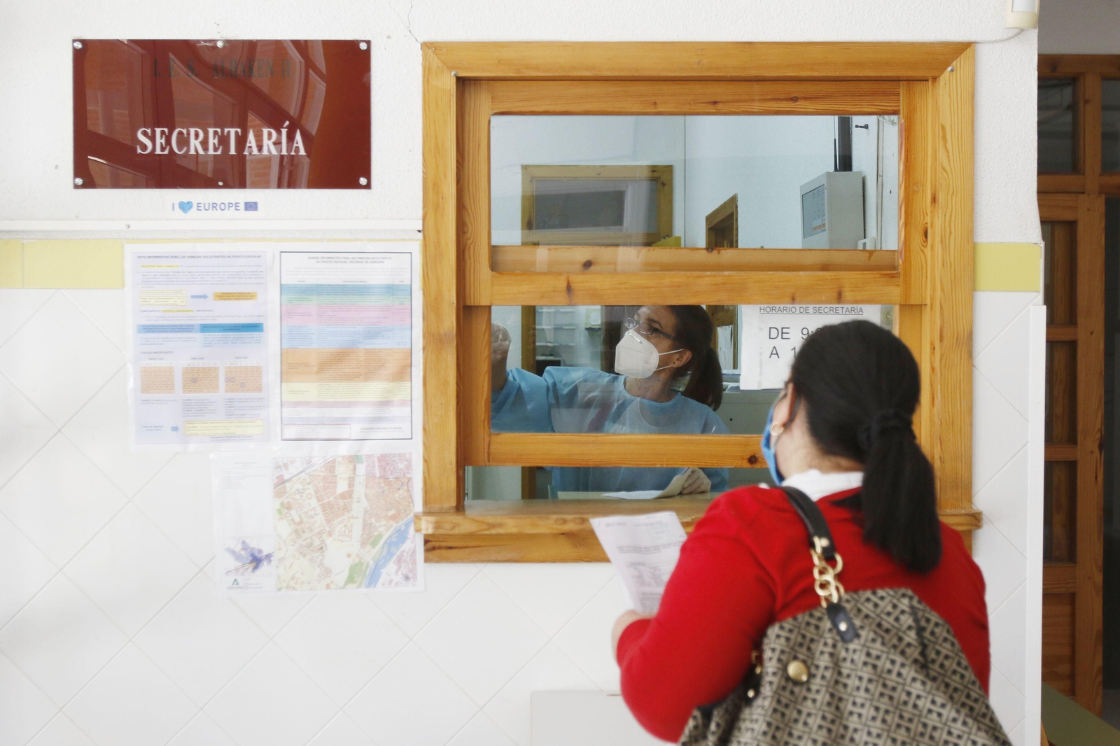 Una mujer recoge la documentación para el proceso de escolarización en un centro de Córdoba. Una mujer recoge la documentación para el proceso de escolarización en un centro de Córdoba.