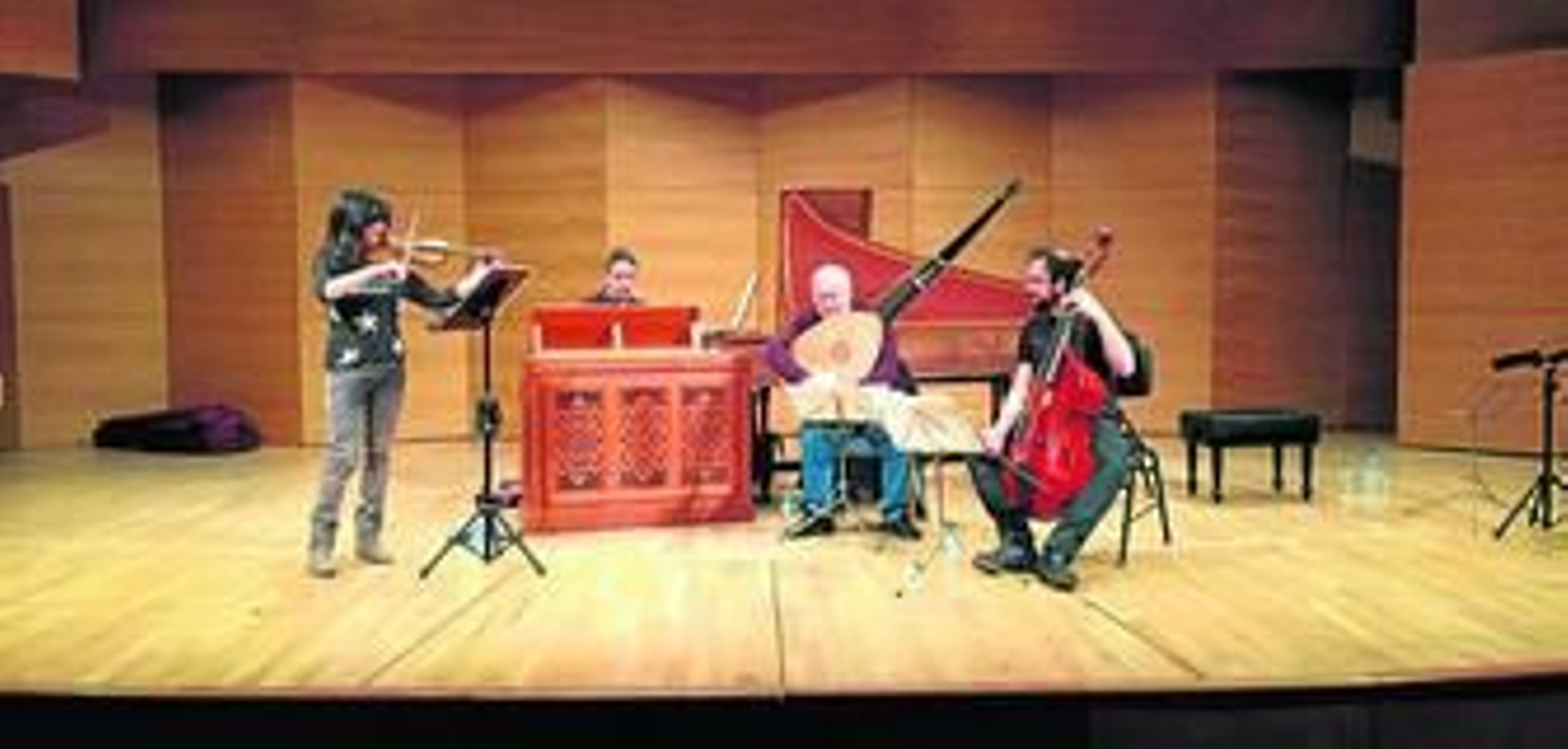 Tur Bonet (violín), Casal (clave y órgano), Rivera (tiorba) y Alqhai (viola da gamba), ayer durante su ensayo en la Sala Joaquín Turina.