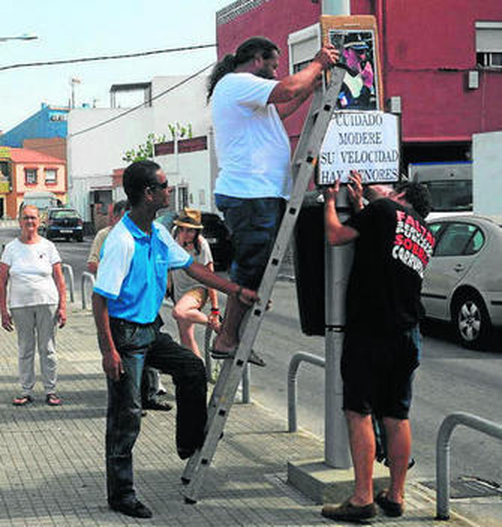 Un instante de la instalación de los carteles, ayer.