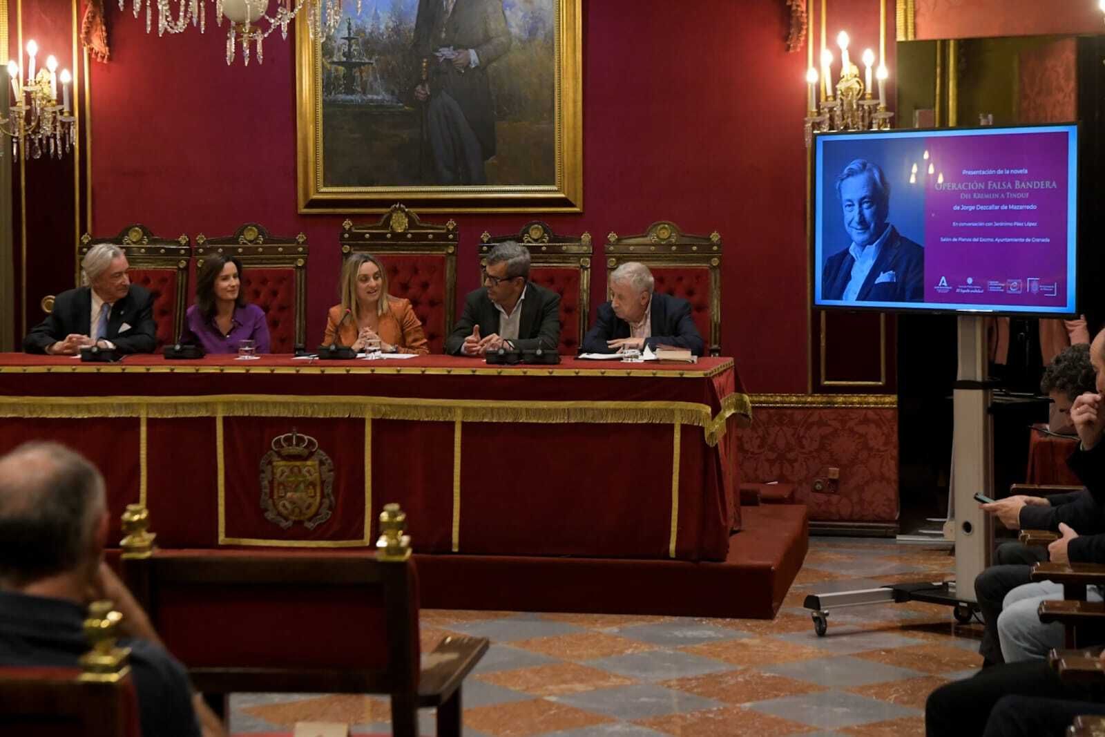 El diplomático Jorge Dezcallar presentó su último libro en el Ayuntamiento de Granada.