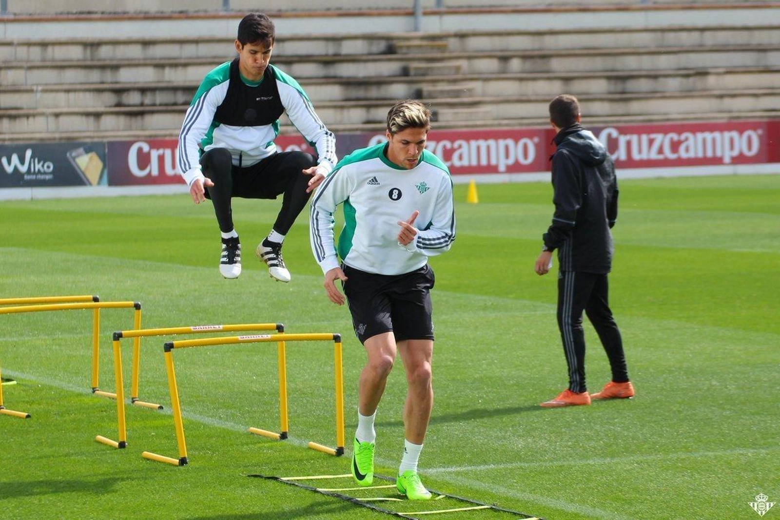 Mandi y Jonas Martin, durante el entrenamiento de ayer.