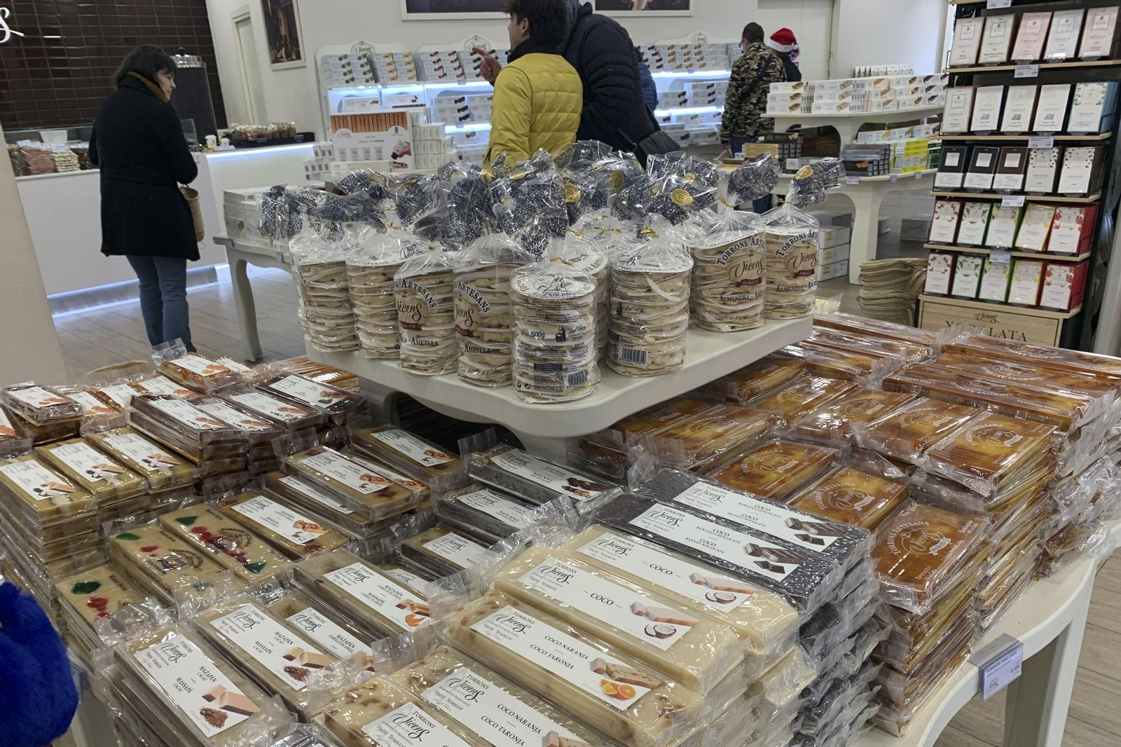 Turrones y demás dulces navideños, en una tienda