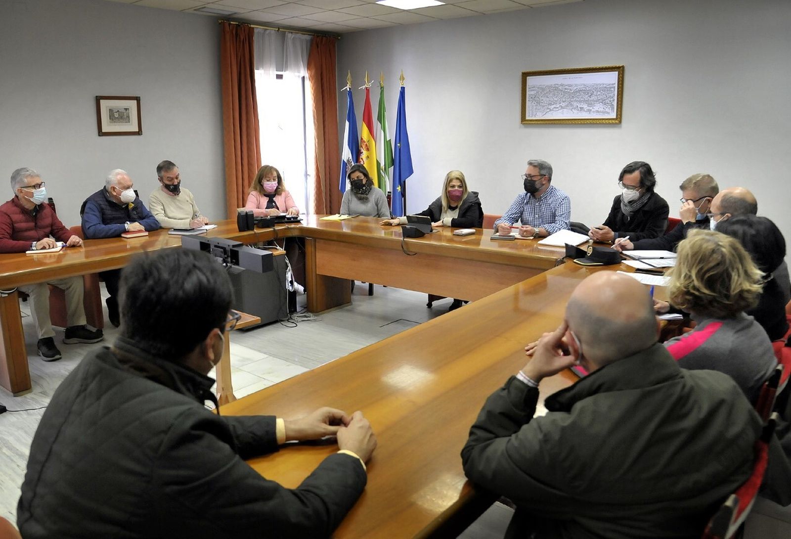 Reunión de Mamen Sánchez con comerciantes, hosteleros y Policía para abordar la seguridad en el entorno de Doña Blanca.