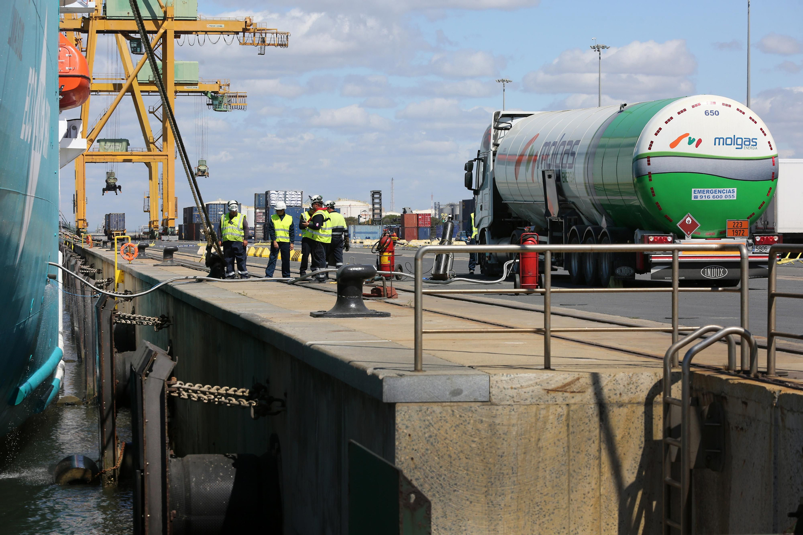 Primera operación de abastecimiento de Gas Natural de camión a barco en el Muelle Sur.