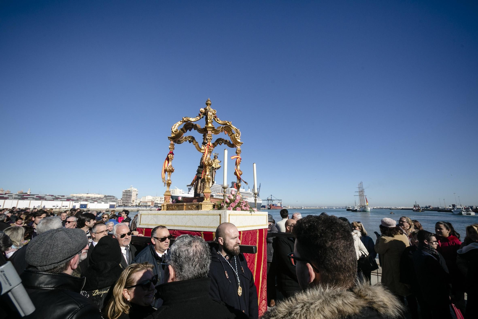 Elcano inicia su XCI crucero de instrucción en Cádiz