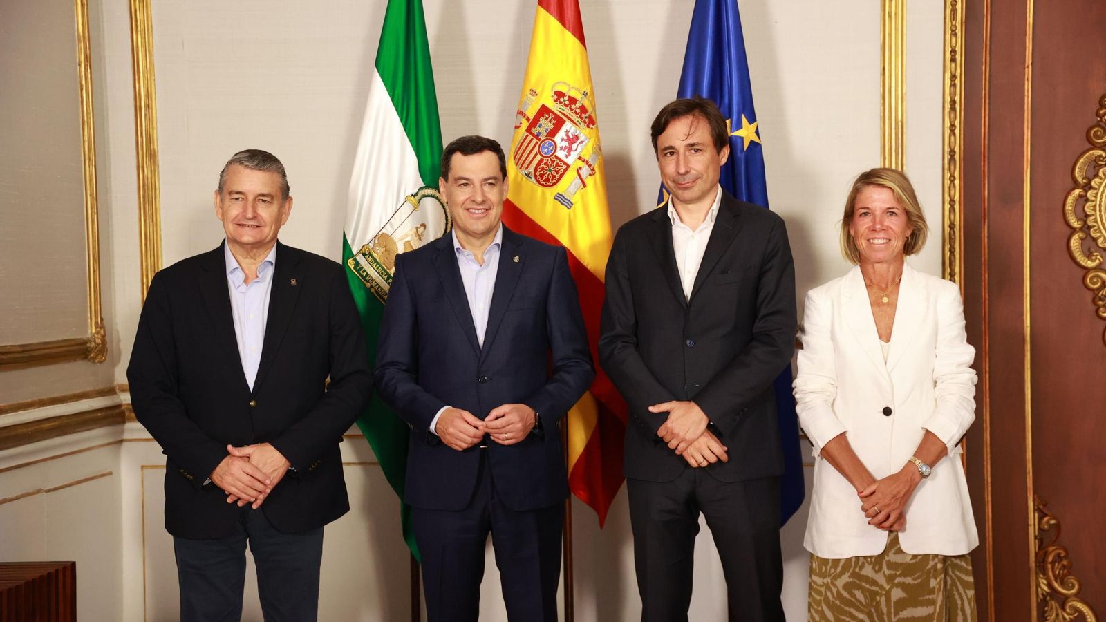 El consejero de la Presidencia, Interior, Diálogo Social y Simplificación Administrativa, Antonio Sanz; el presidente de la Junta, Juanma Moreno; el presidente de Microsoft España, Francisco Salcedo, y la directora del Sector Público de Microsoft España, Natalia Escobedo.