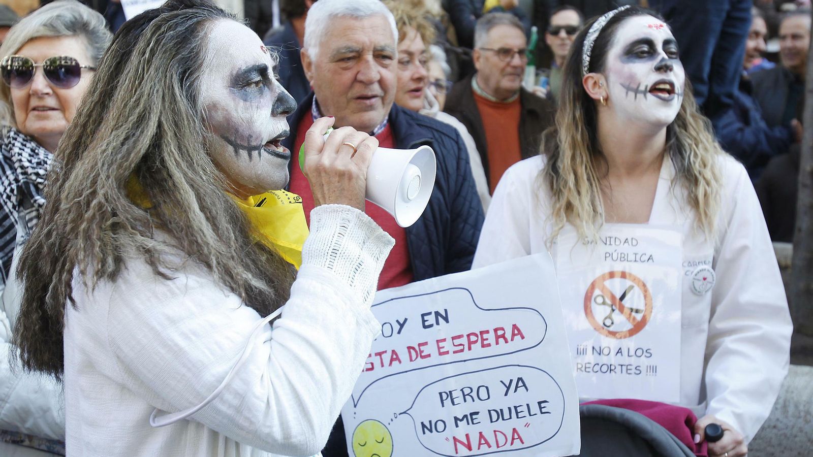 Las dos asistentes a la manifestación caracterizadas de peculiares enfermeras.