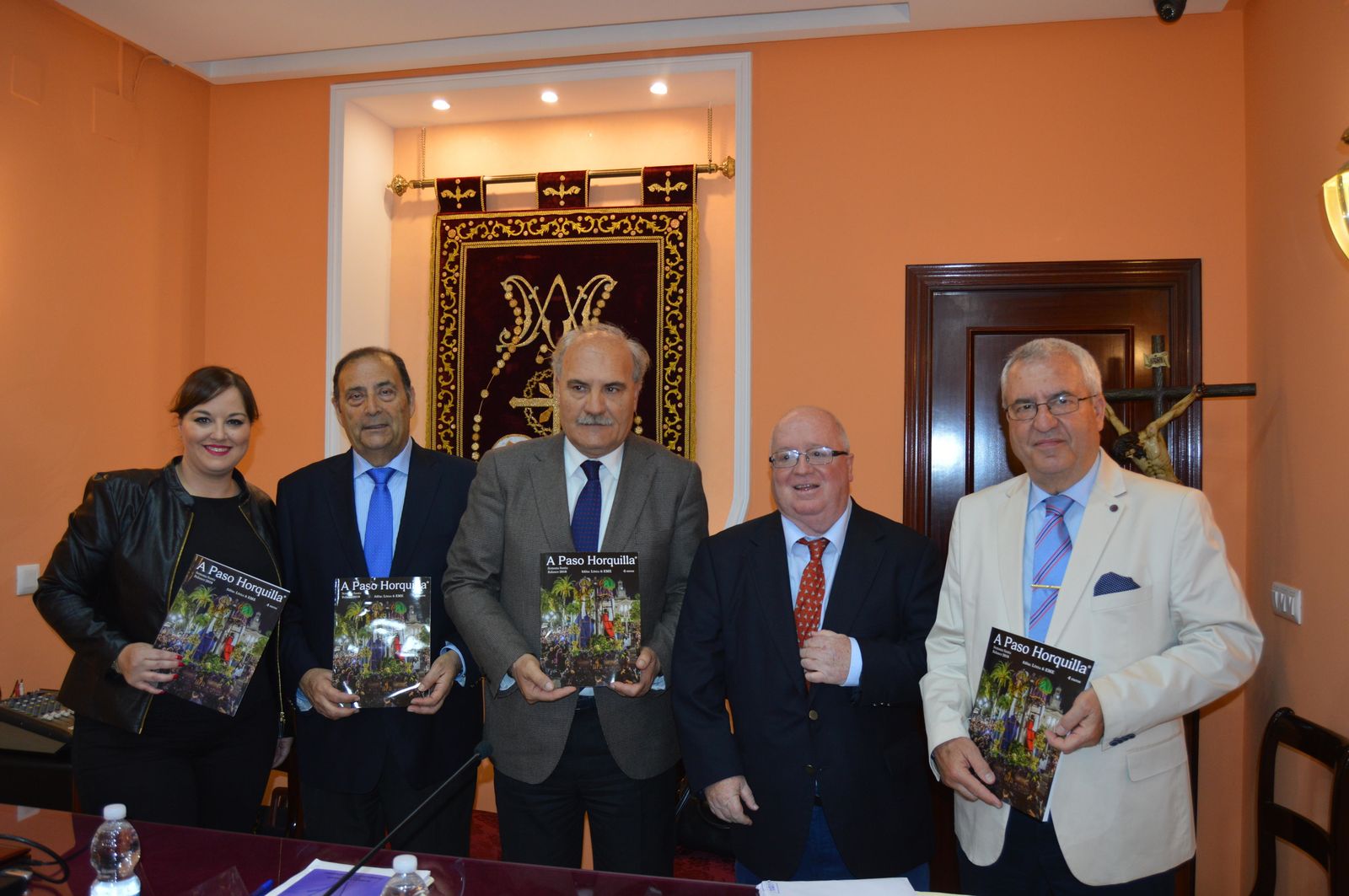 Elena Medina, Francisco Muriel, el presidente del Consejo Local de Hermandades y Cofradías de Cádiz Juan Carlos Jurado, Carlos Medina e Ildelfonso Herrera, durante la presentación de un nuevo número de la revista ‘A Paso horquilla’.