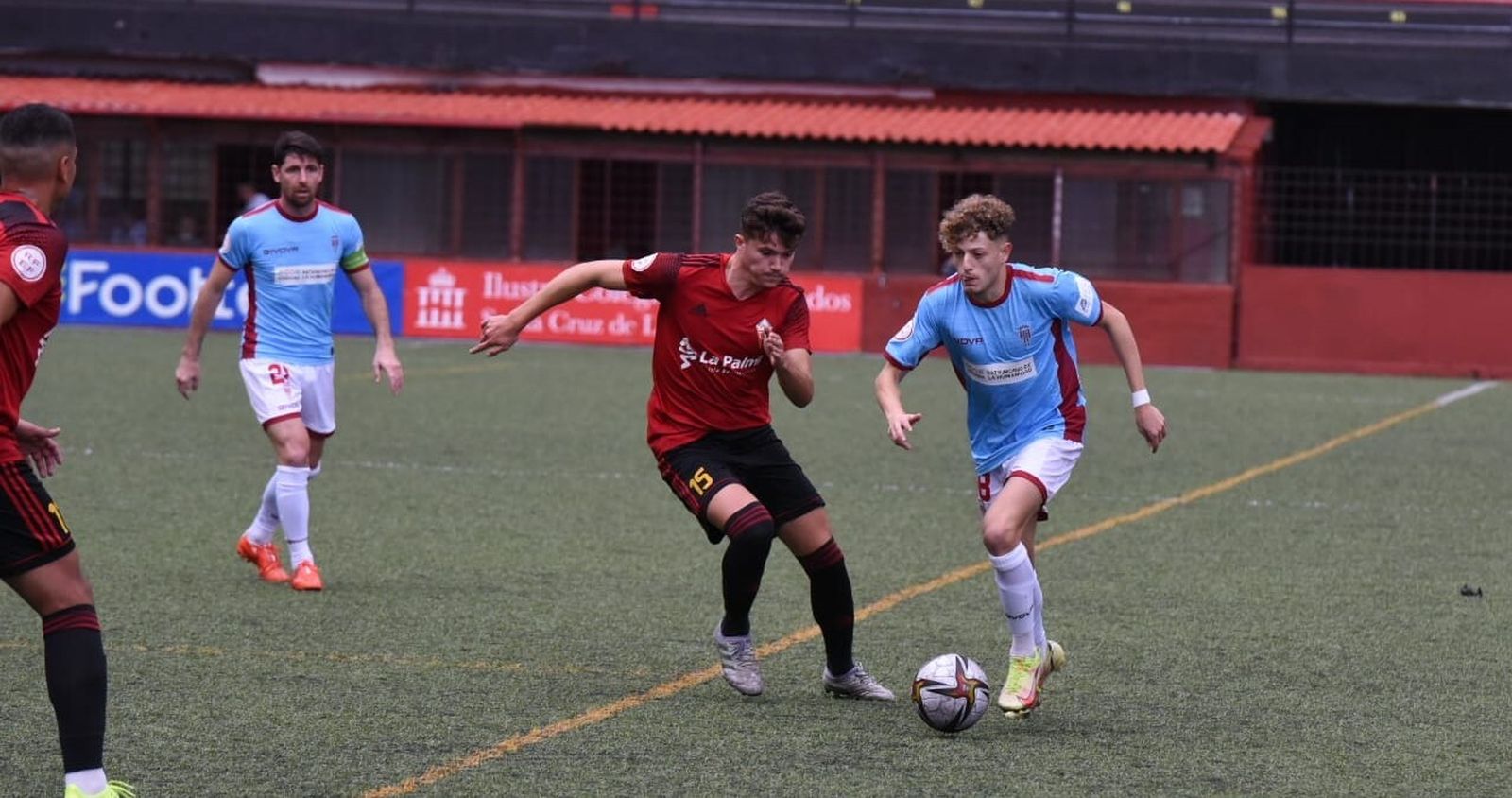 Simo es presionado por Jesús Cruz.