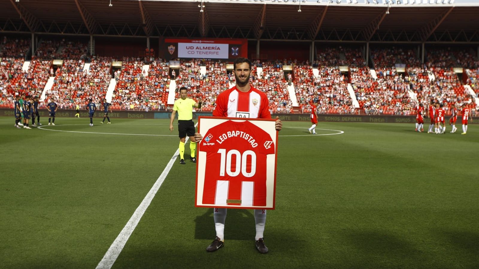 Baptistao posa con la camiseta conmemorativa por su centenario como rojiblanco