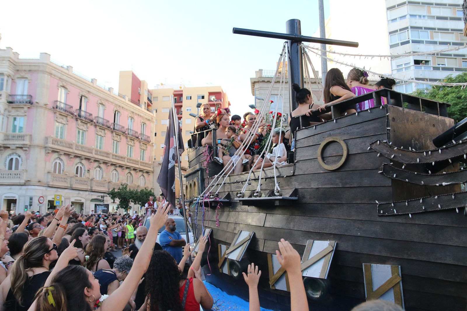 Las imágenes de la batalla de flores en la Feria de Almería 2023