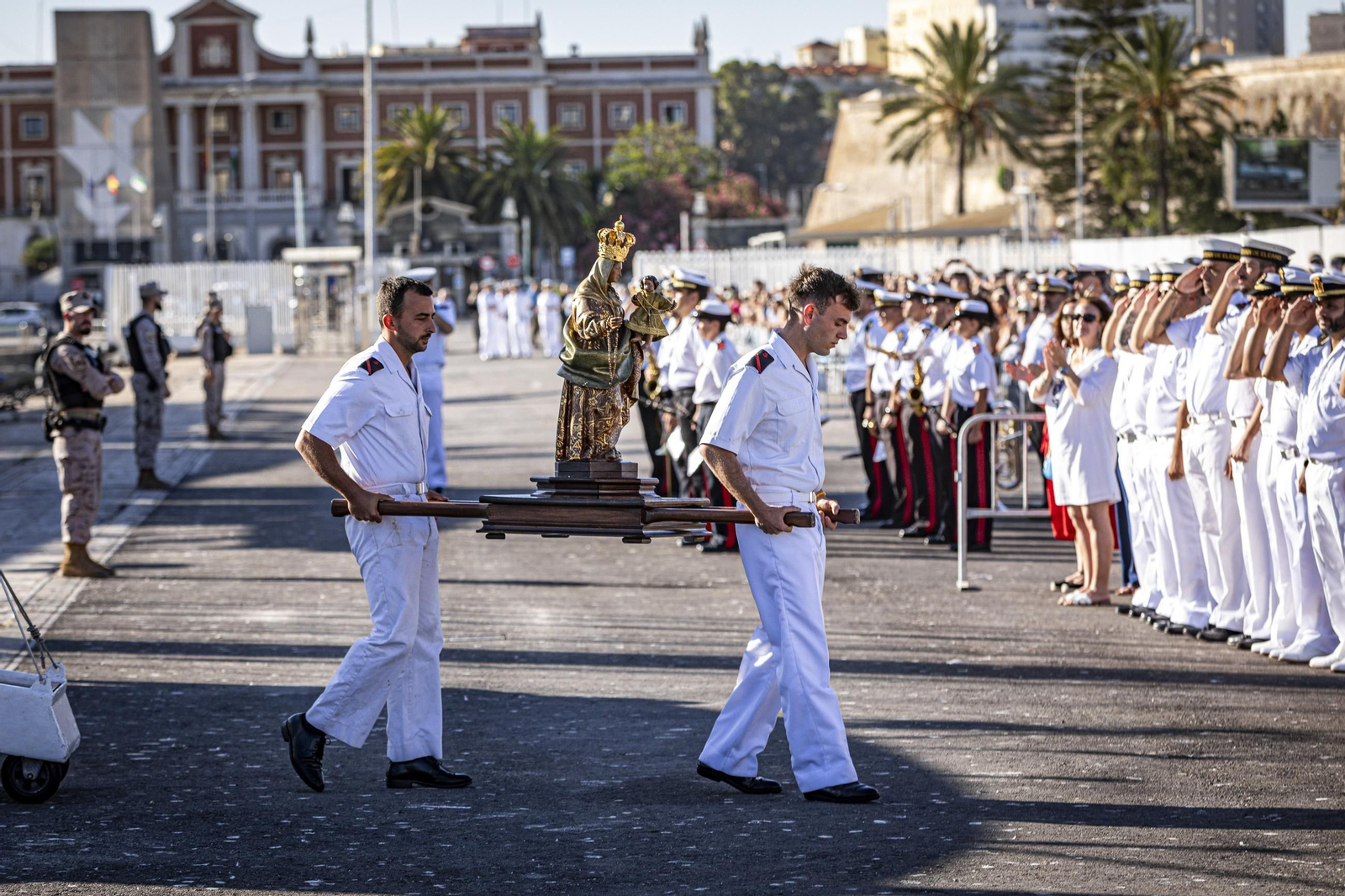 Las imágenes de la llegada del buque 'Juan Sebastián de Elcano' a Cádiz
