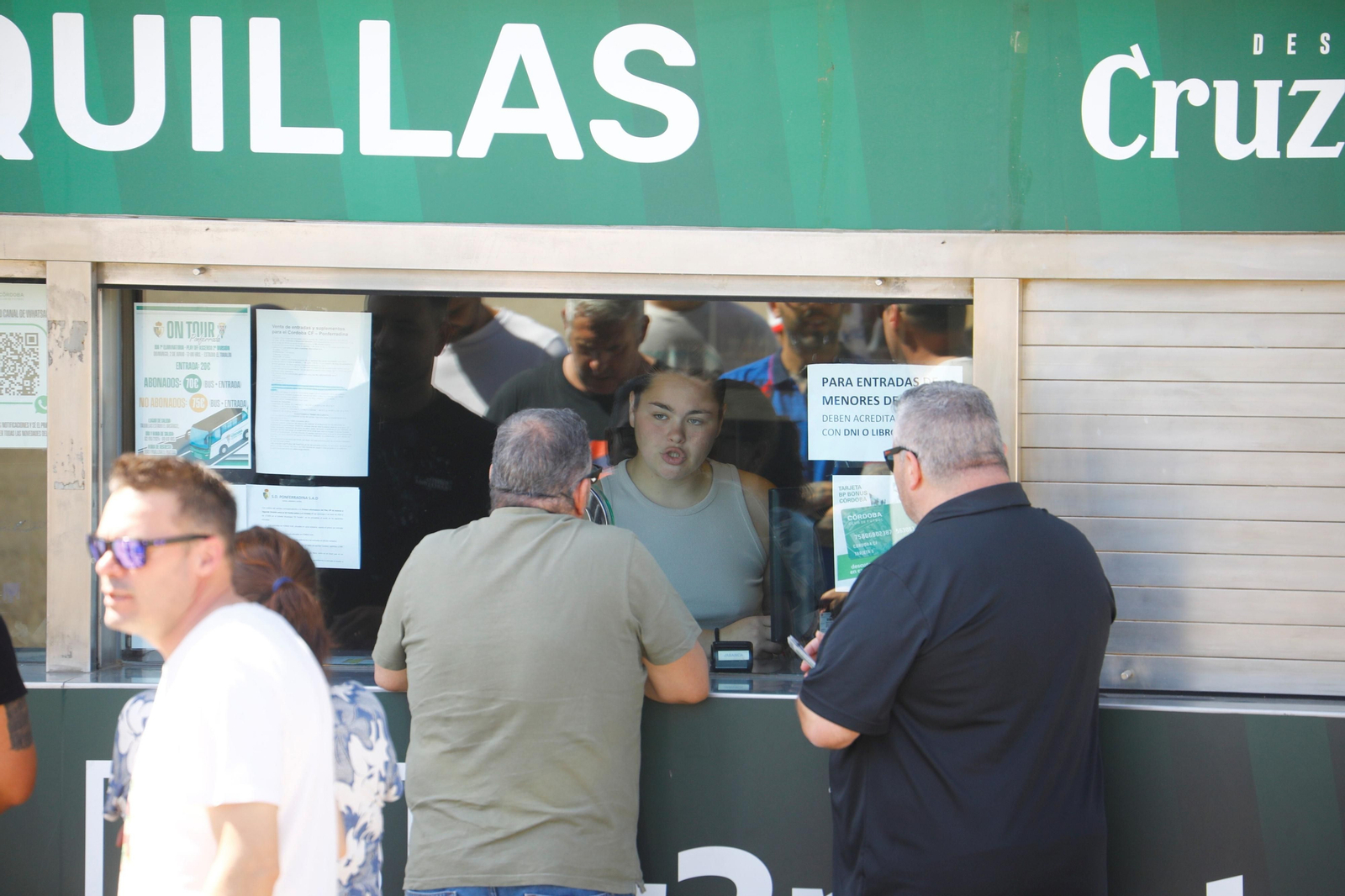 Colas en El Arcángel para hacerse con las entradas de los partidos del Córdoba CF ante la Ponferradina