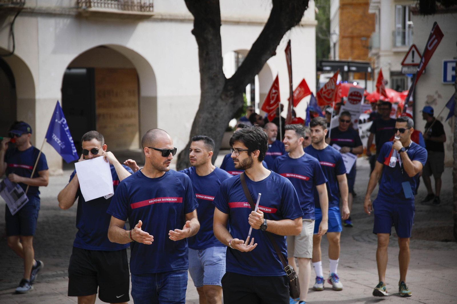 Manifestación de los bomberos quemados de Almería, en imágenes