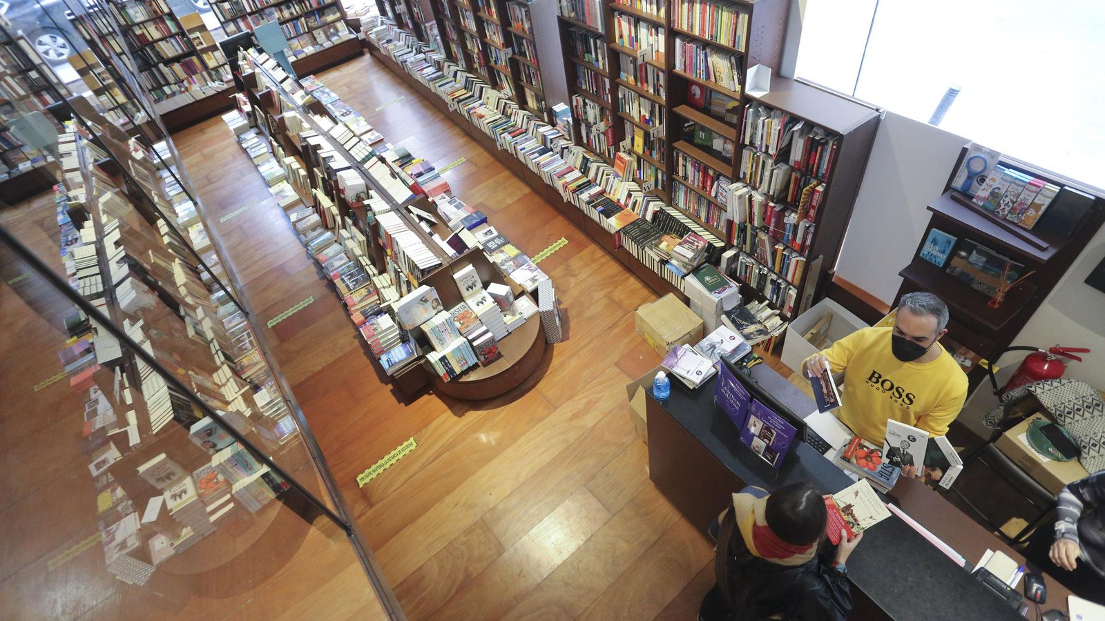 El interior de la renovada librería Proteo.