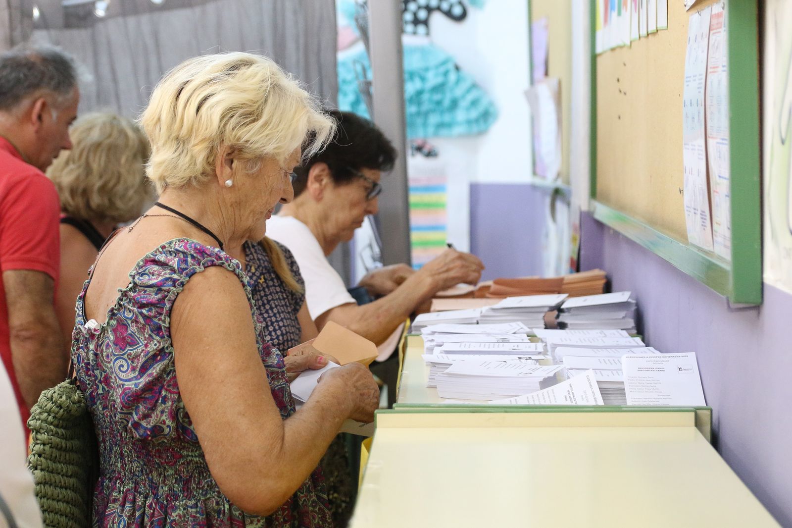 Almería hace cola para votar en las elecciones generales del 23J