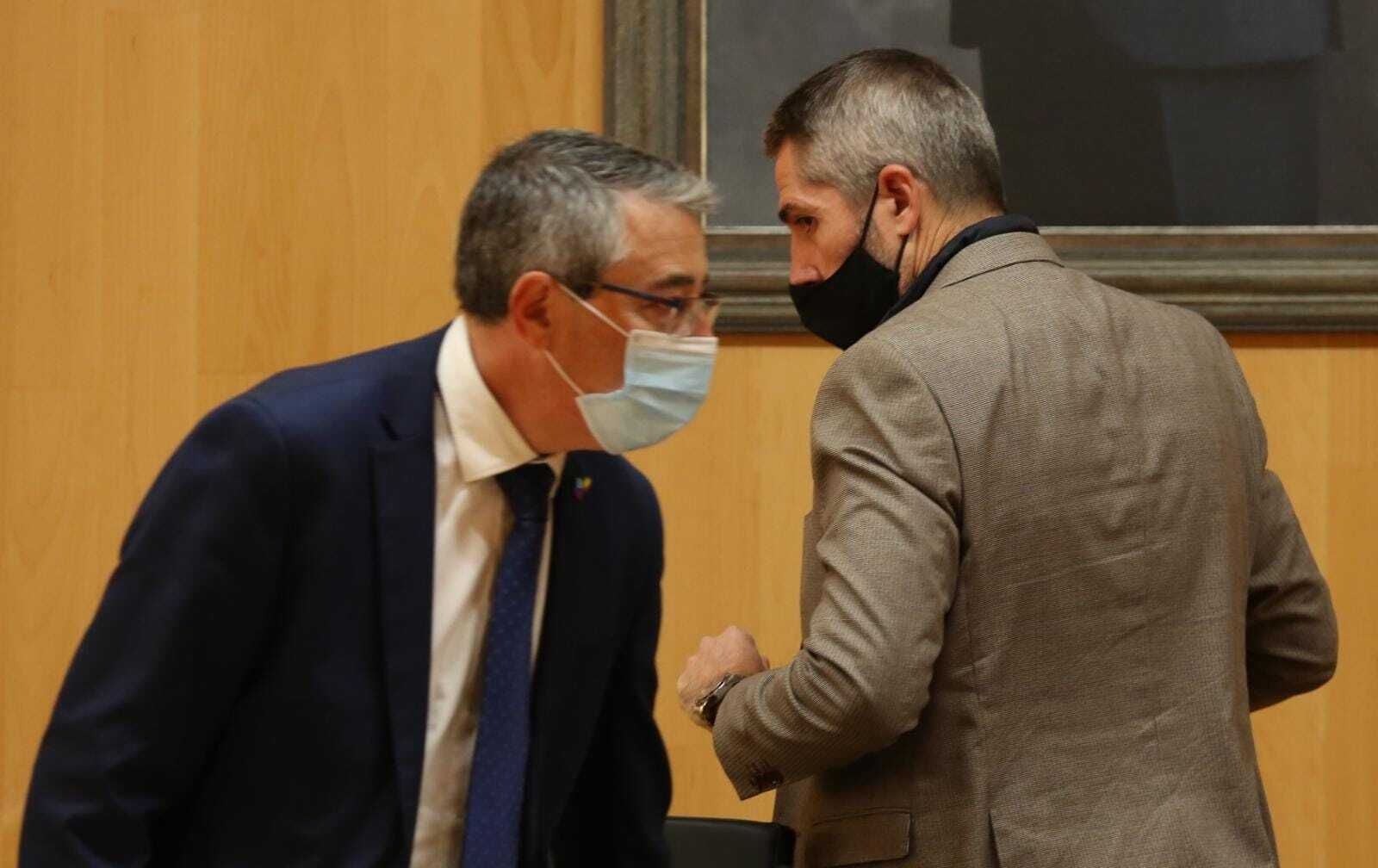 Francisco Salado y Juan Carlos Maldonado se cruzan en el pleno de la Diputación.