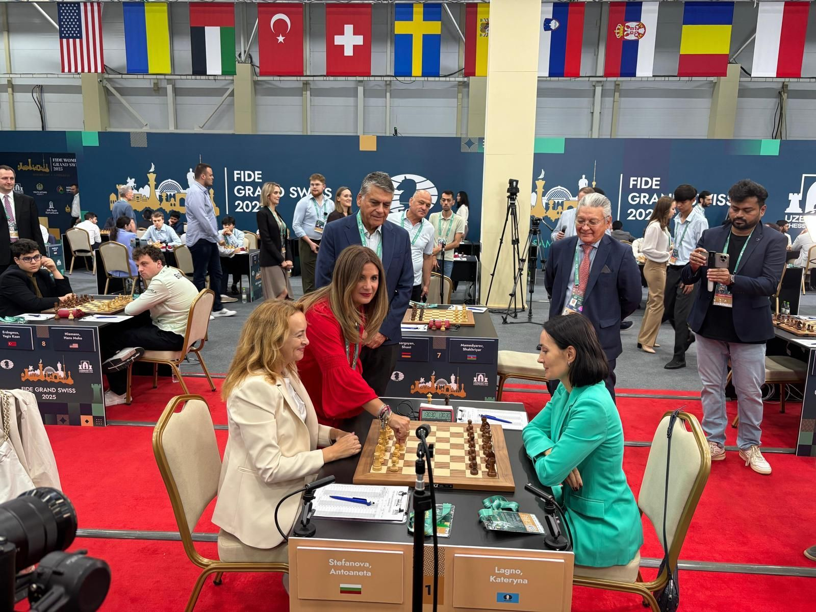 Auxi del Olmo, junto a la excampeona mundial Antoaneta Stefanova y Kateryna Lagno.