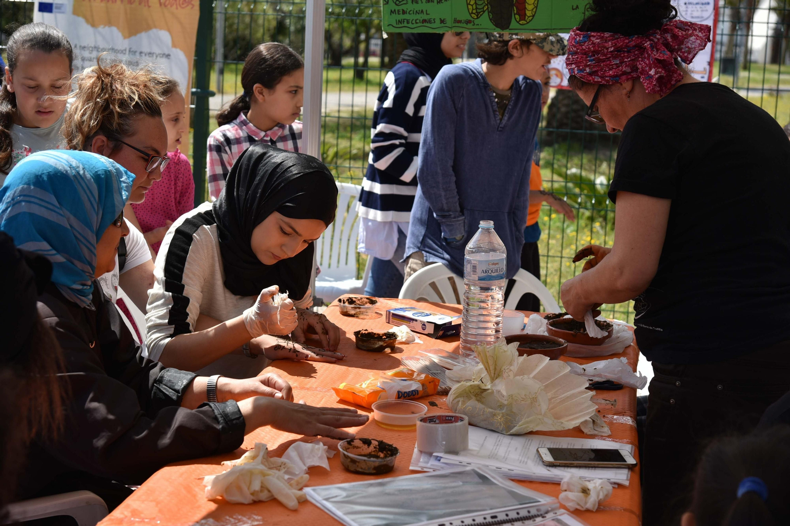 Distintos momentos de la fiesta de la primavera organizada por Un Barrio de Todos.