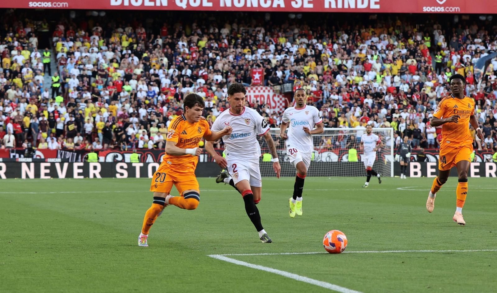 José Ángel pelea un balón con Fran García.