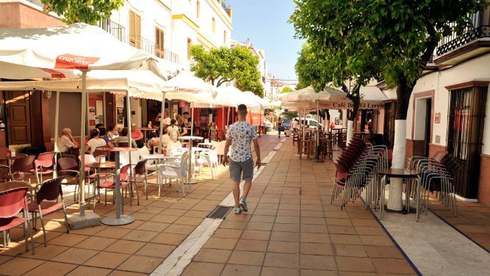 Un aspecto de la calle peatonal con los naranjos adornando la vía pública, a media tarde de ayer.