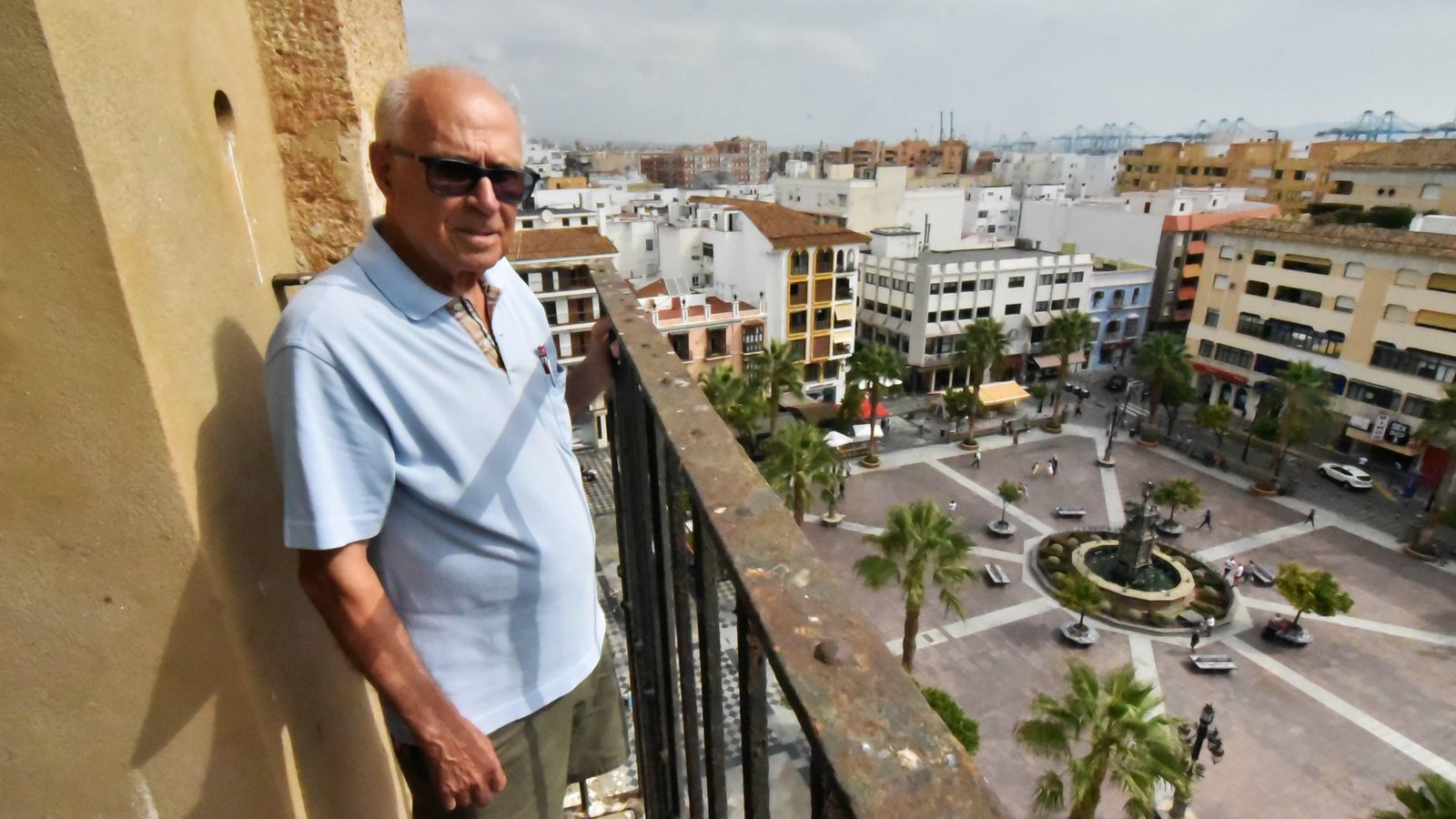José Luis Pavón, en lo alto del campanario de la iglesia de la Palma.