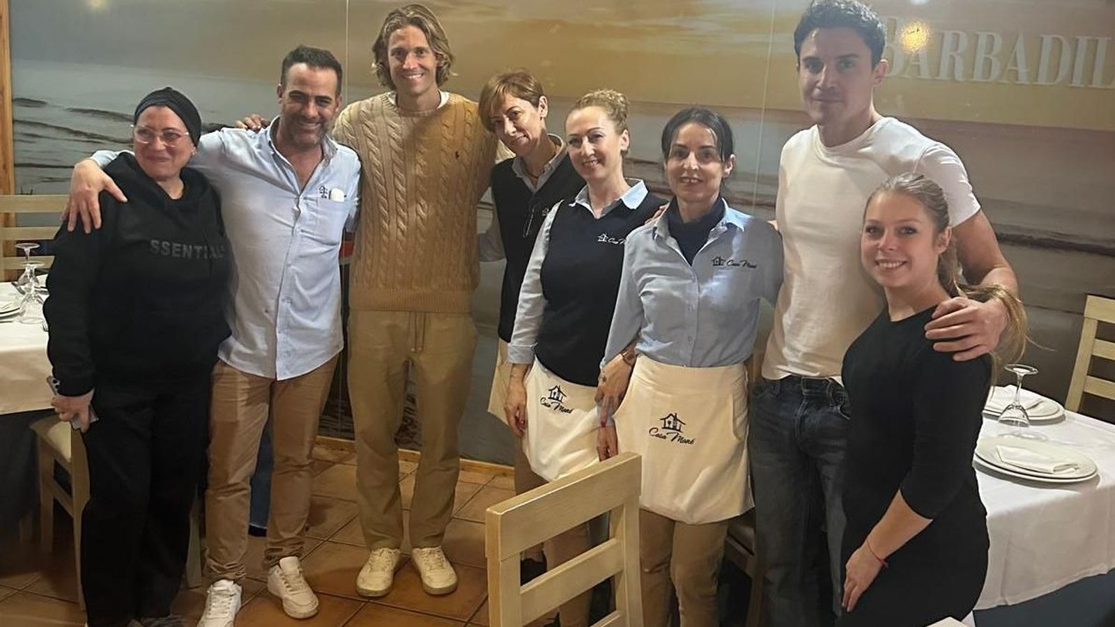 Marcos Llorente y Álex González, con el personal de Casa Mané