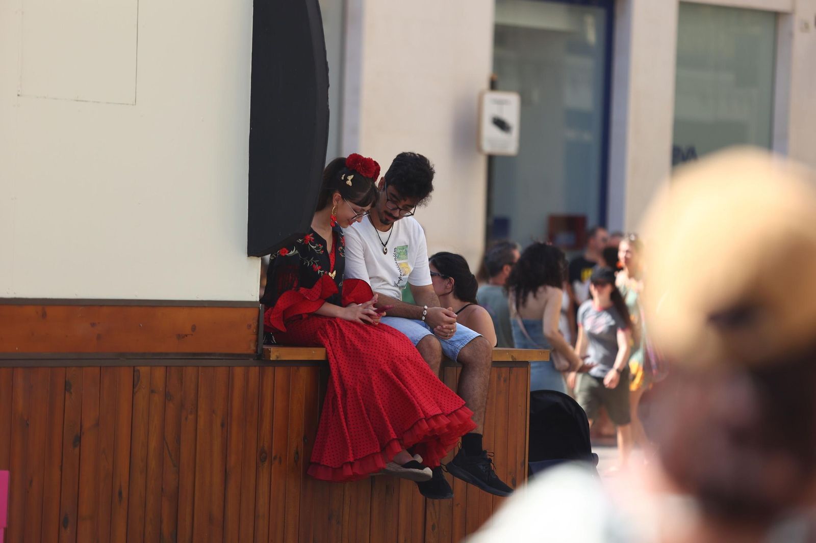 Una pareja consultando el móvil en la pasada Feria de Málaga.