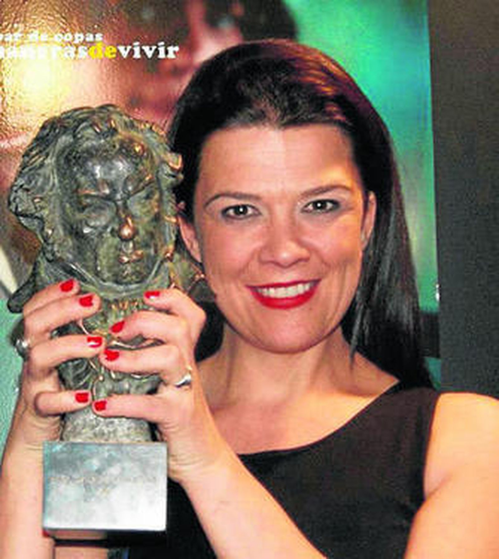 Imagen de Mariam Grande con el Goya 2013.