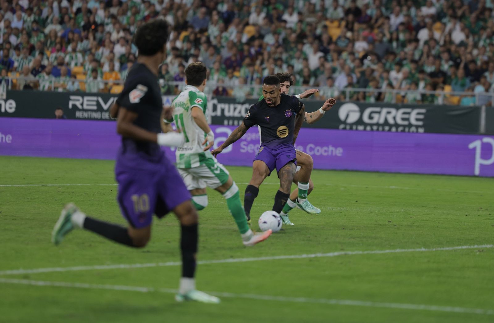 En un partido muy polémico, el Barça goleó a un Betis, que jugó contra el rival y el árbitro (Video) 13 Las fotos del Betis - Barcelona
